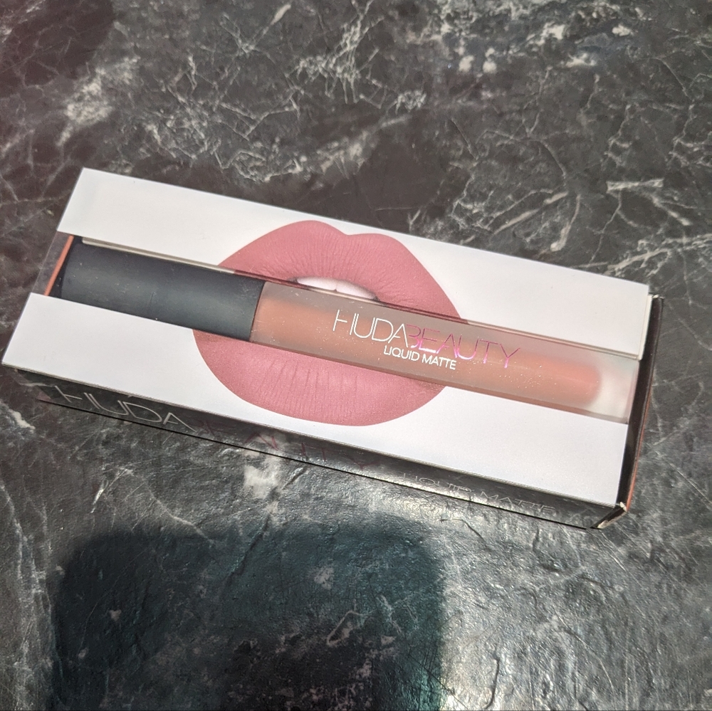 Huda beauty liquid matte shade bombshell